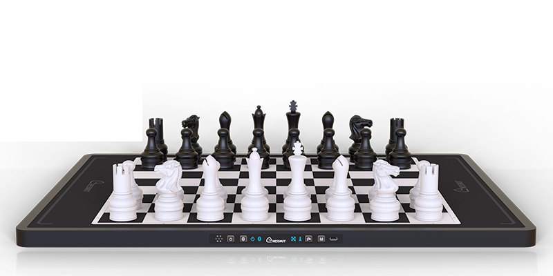 Chessnut Move с пластиковыми фигурами