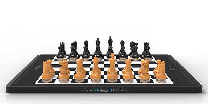 Chessnut Move с деревянными фигурами