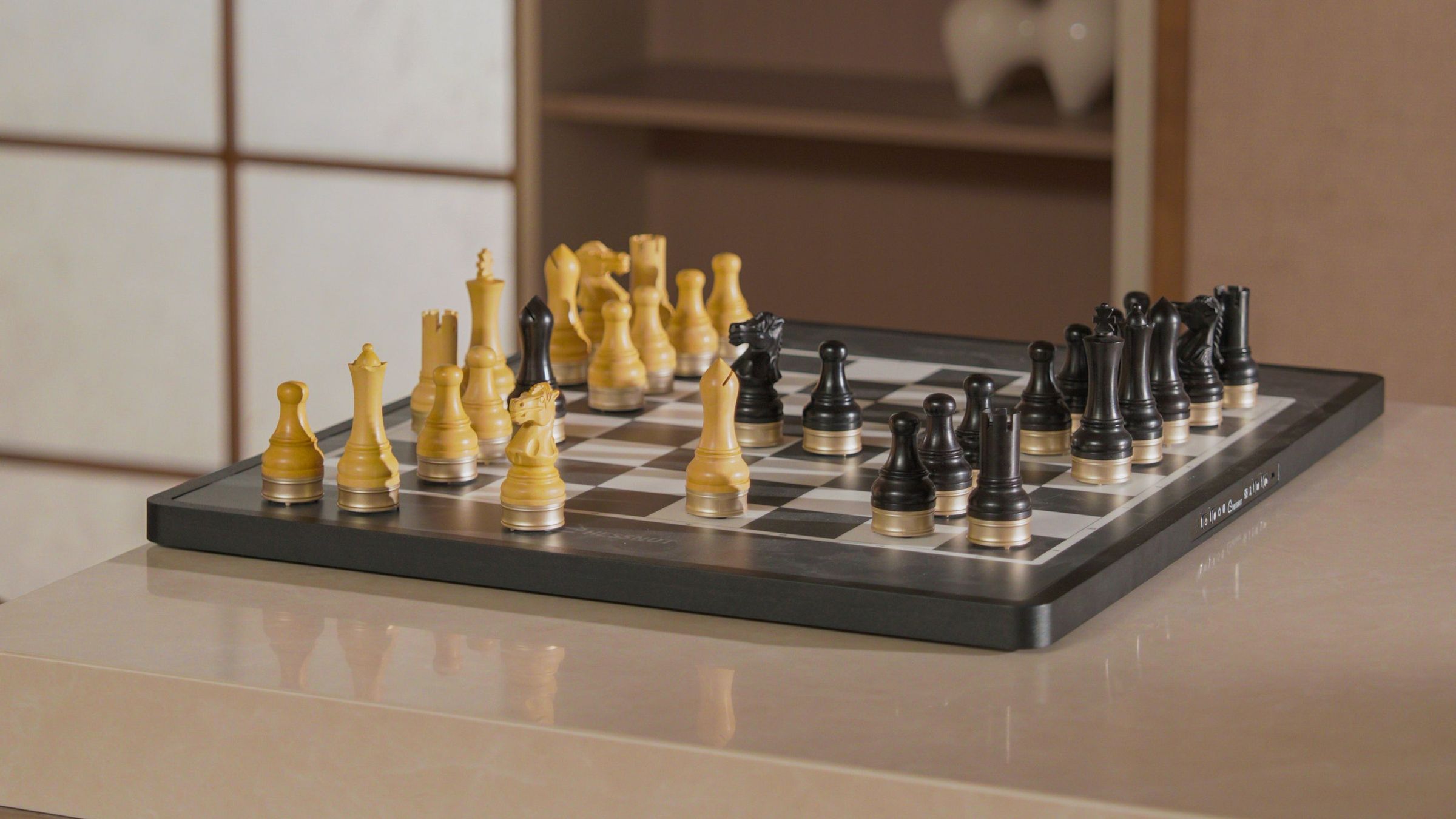 Chessnut Move на столе в светлой комнате
